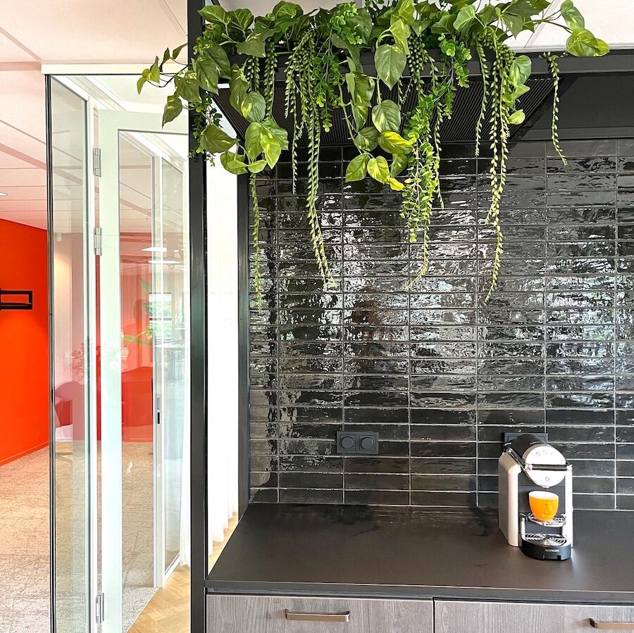 1. Pantry kantoor stoere zwarte tegels staal