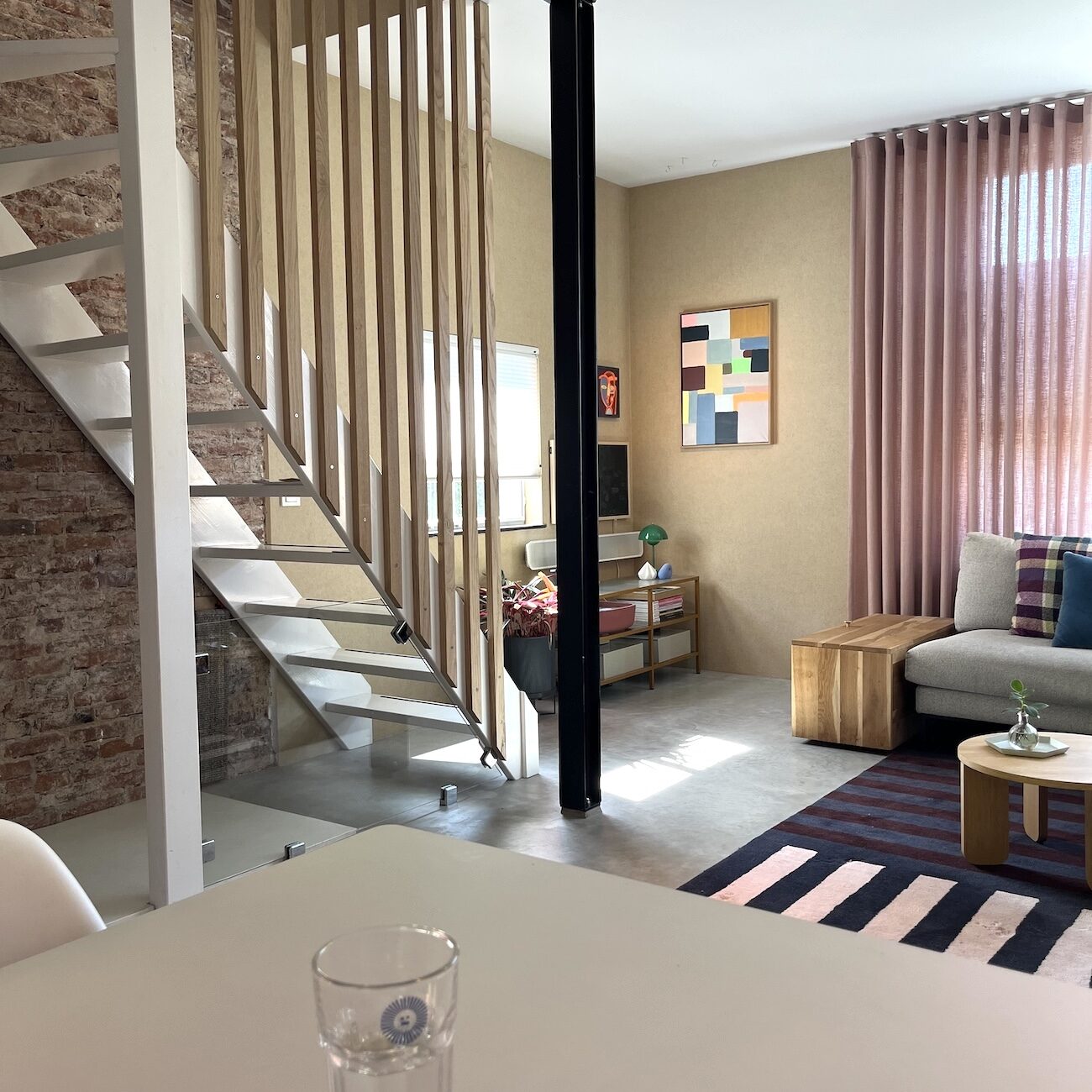 1. woonkamer brick wall roze wave gordijnen